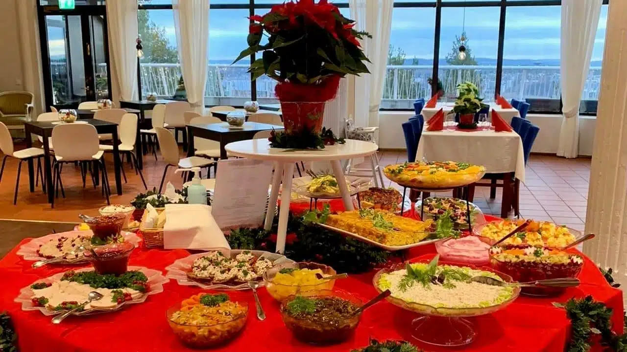 Jouluruokia buffet-pöydässä Ravintola Vesilinnassa Jyväskylässä.