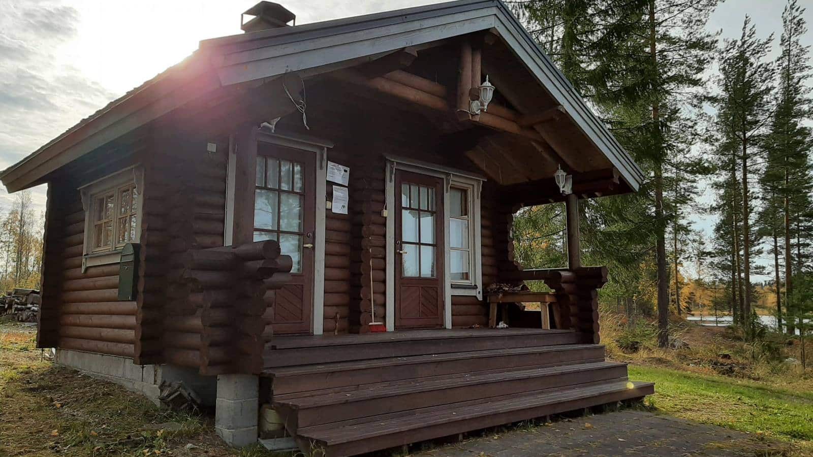 Pyöröhirsinen, ruskea, kaksiovinen saunarakennus