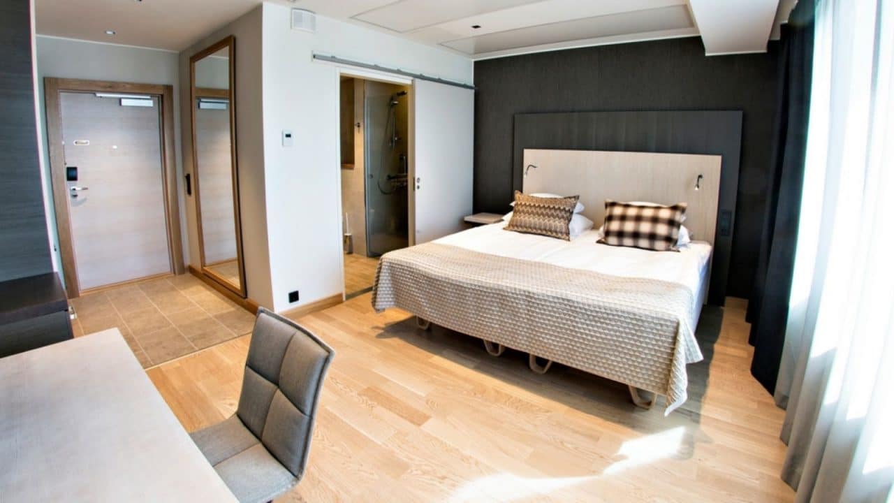 Einen Hotelzimmer mit Bett und Arbeitstisch