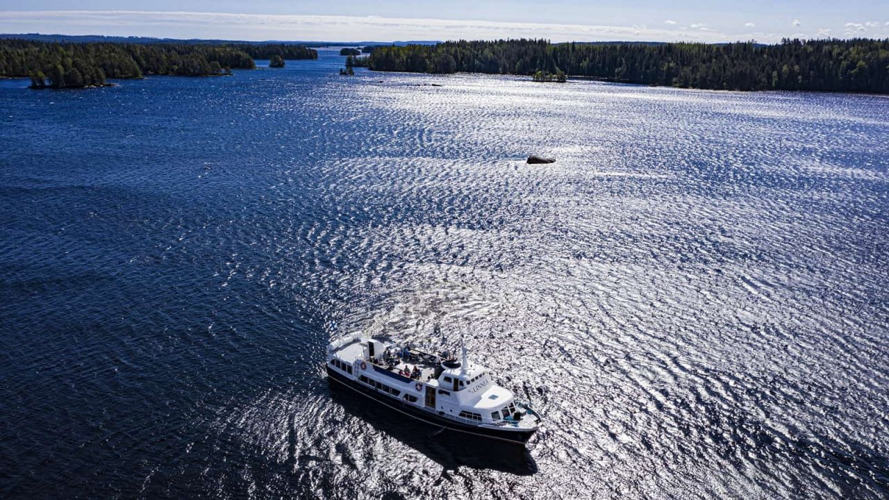 Ein Schiff im Wasser an einen sonnigen Tag
