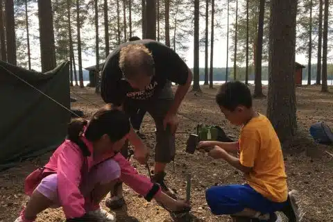 Drei Personen aufbauen einem Zelt
