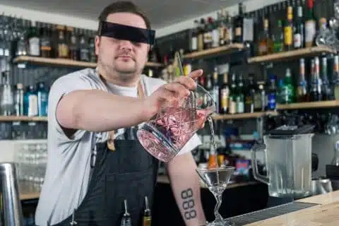 Henkilö kaatamassa drinkkiä DeLoreanissa.