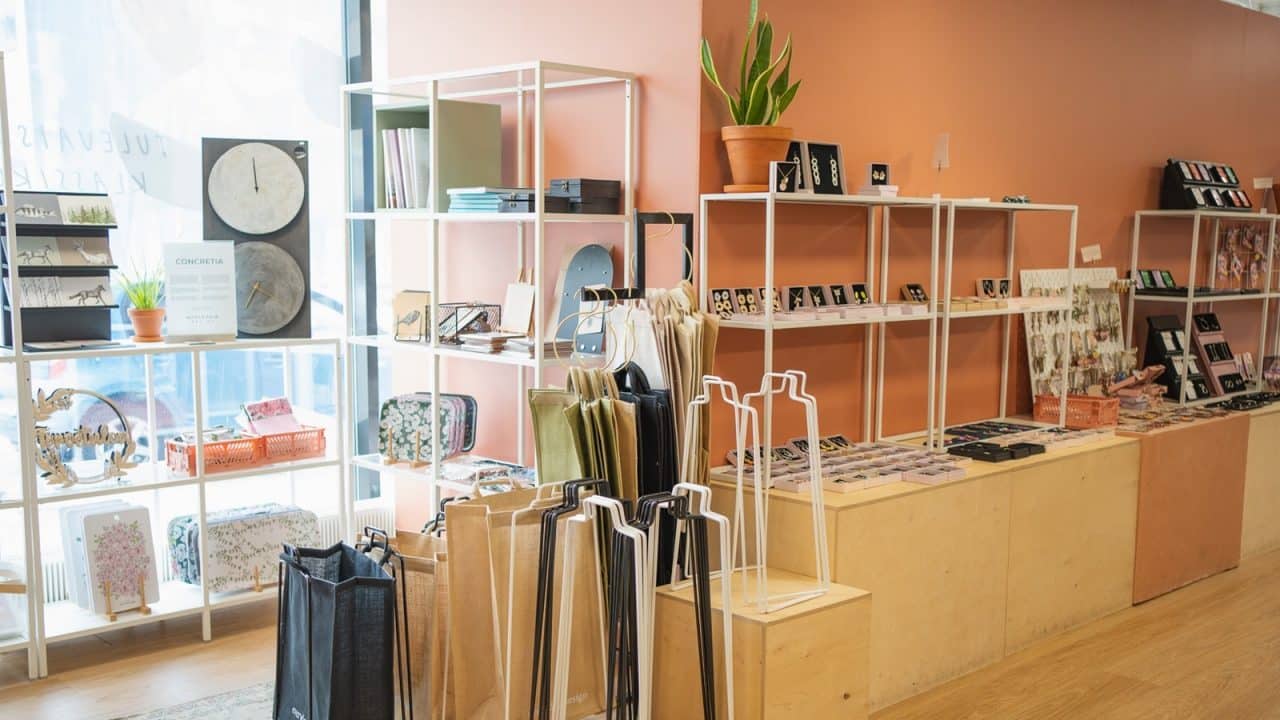 Koto Designmarket liikkeessä tavaroita ja asusteita.