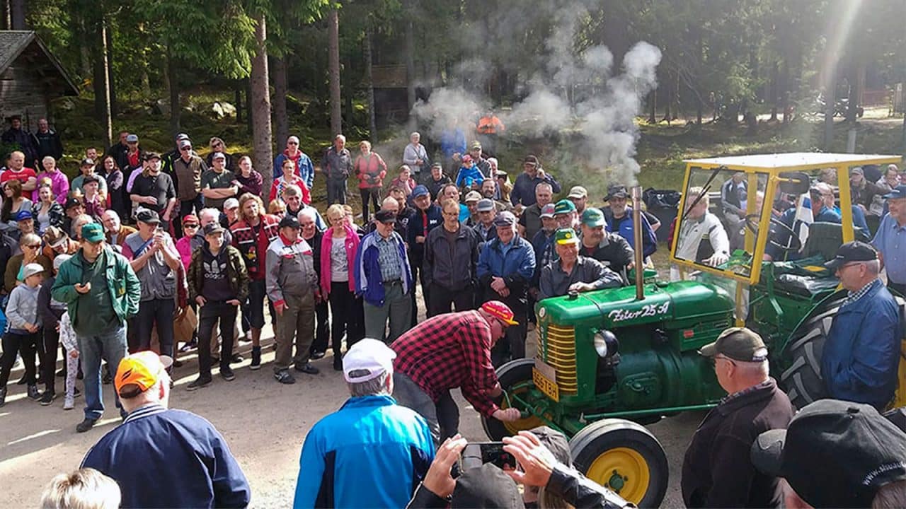 Yleisöä Tupaswillan Perinnepäivillä katsomassa traktoria
