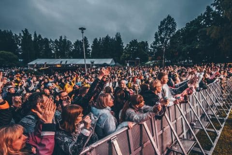 Yleisöä festivaaleilla ulkona.