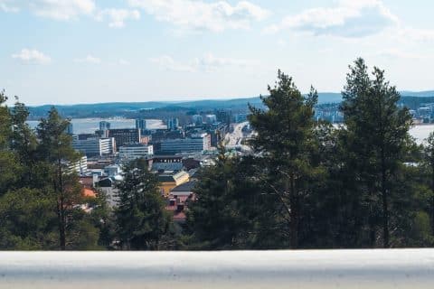 Näkymä Jyväskylän keskustaan Kahvila-ravintola Vesilinnan terassilta.