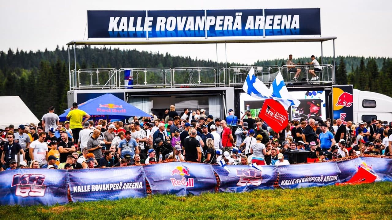 Ihmiset kannustamassa Kalle Rovanperä Areenalla