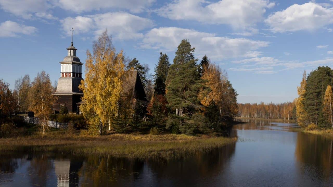 Kuva Petäjäveden vanhasta kirkosta syksyllä