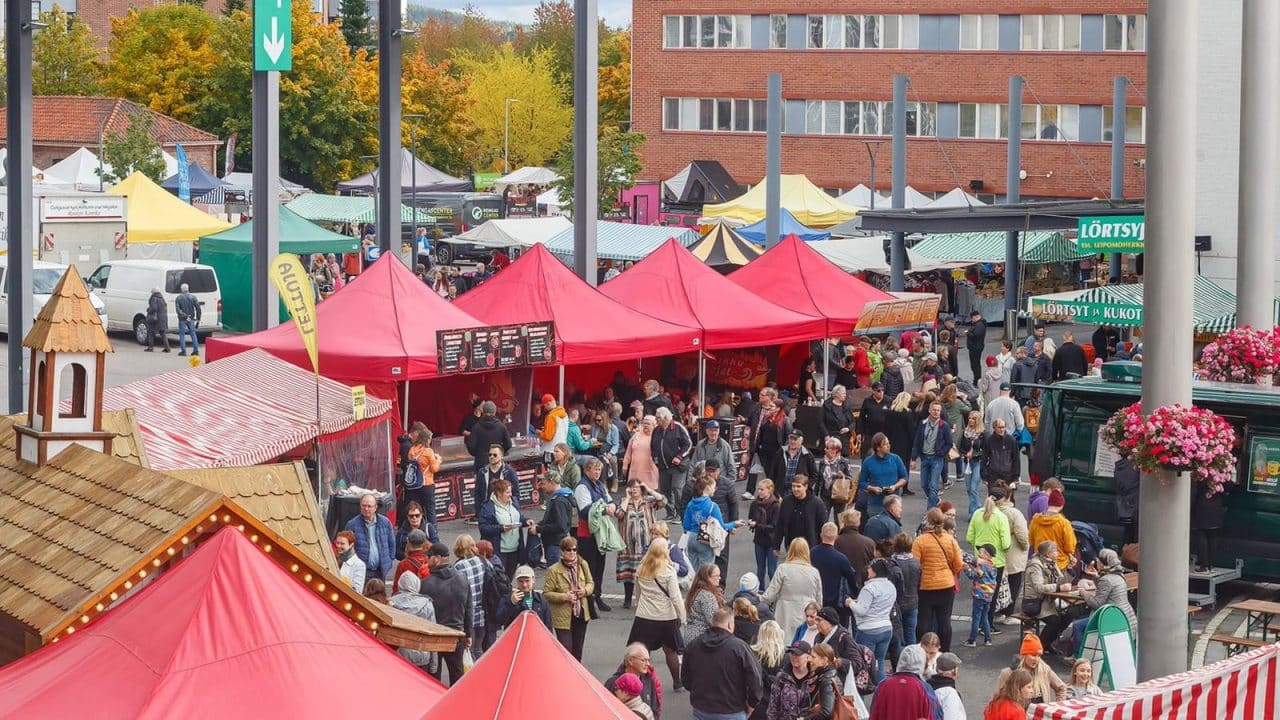 Ihmisiä torilla