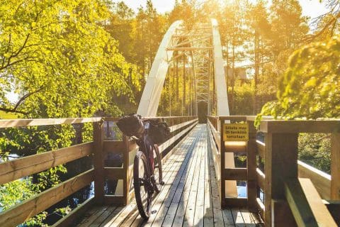 Jalgratas toetub silla kaitseraua vastu.