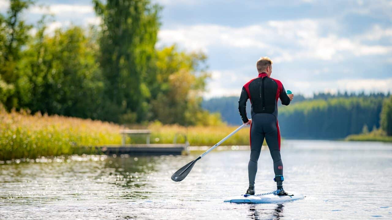 SUP-laual olev inimene