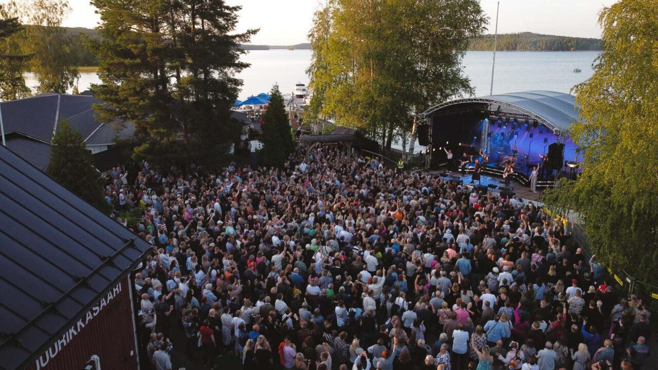 Paljon yleisöä lavan edessä Juurikkasaaressa.