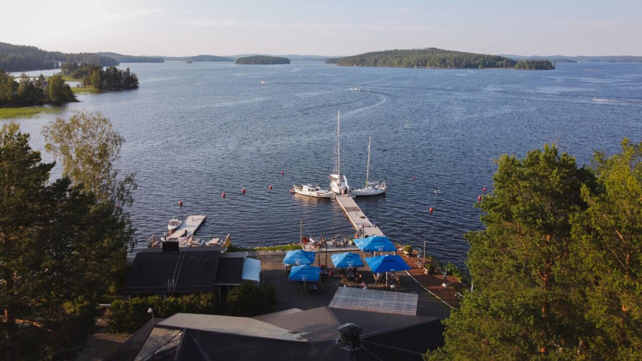 Kolme venettä Juurikkasaaren venelaiturissa.