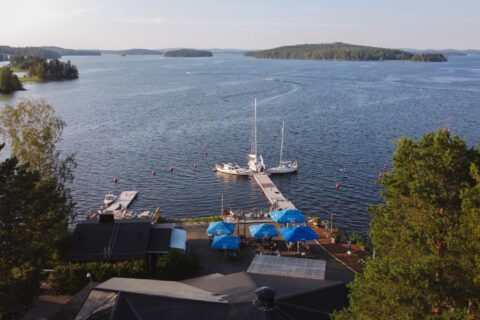Kolme venettä Juurikkasaaren venelaiturissa.