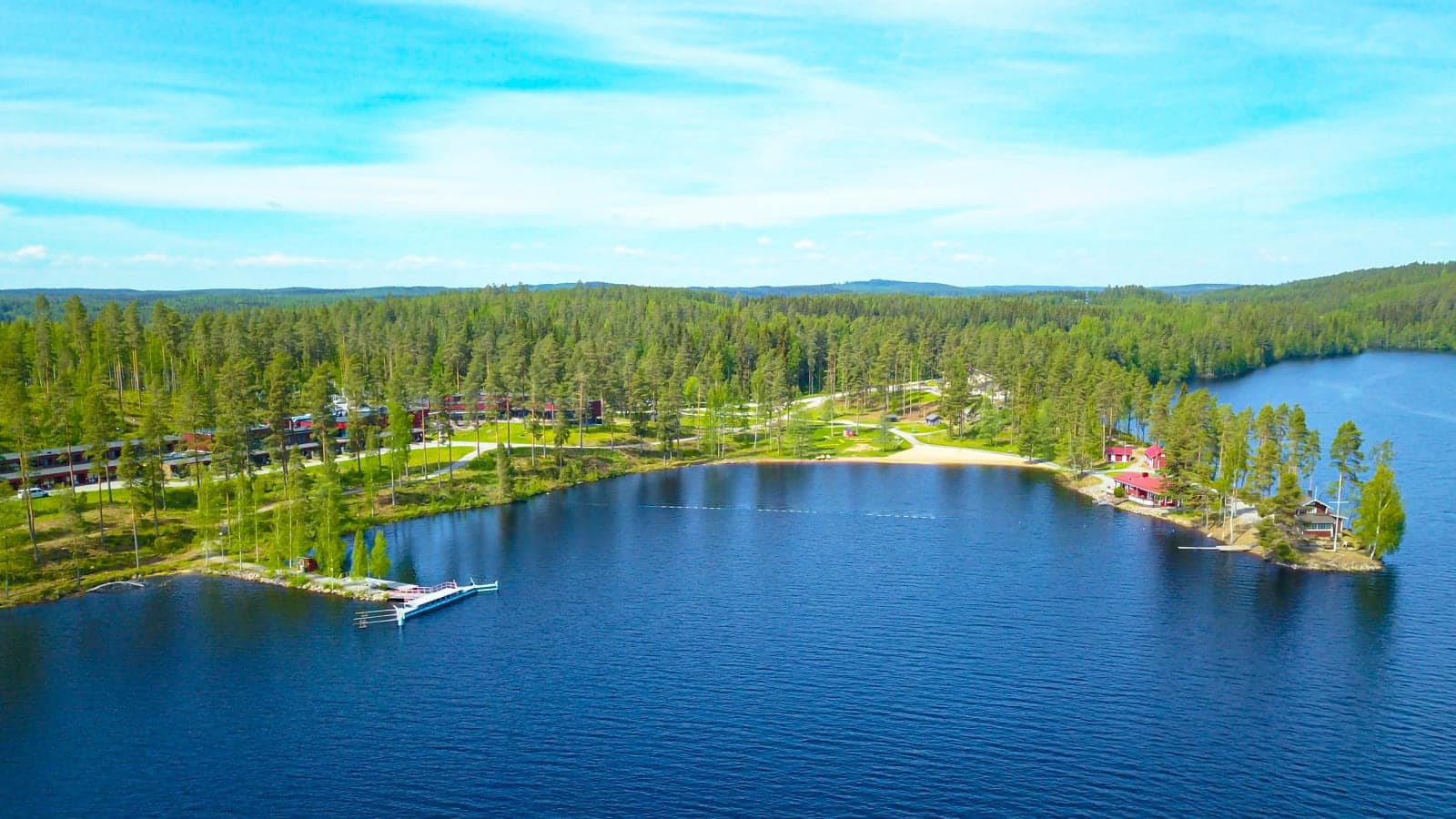 Suomalainen järvimaisema kesällä.