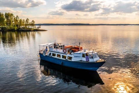 Laiva järvellä ilta-auringossa.