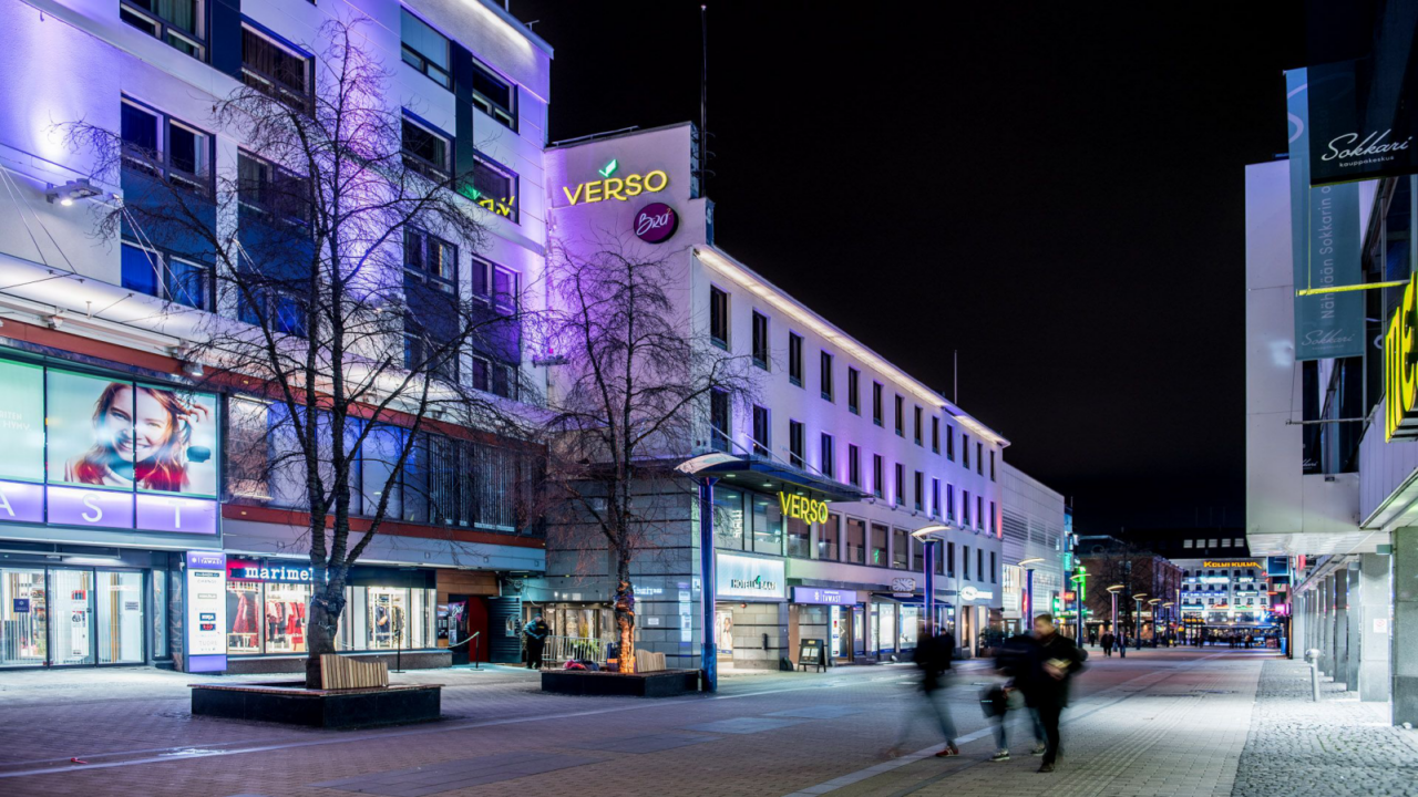 Hotelli Verson julkisivu illalla.