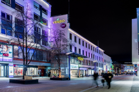Hotelli Verson julkisivu illalla.
