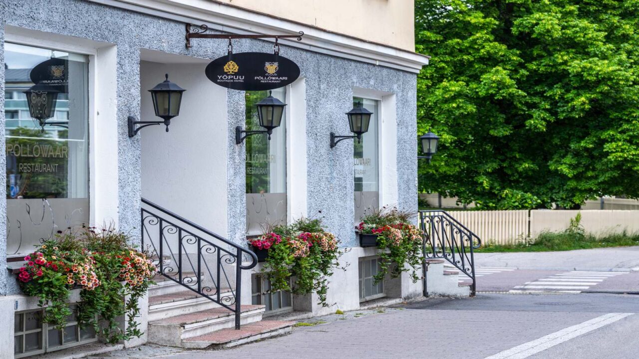 Hotelli Yöpuun ja Ravintola Pöllöwaarin sisäänkäynti ulkoapäin.