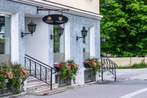 Hotelli Yöpuun ja Ravintola Pöllöwaarin sisäänkäynti ulkoapäin.