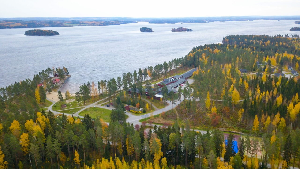Hotelli Keurusselkä kuvattuna ylhäältäpäin.