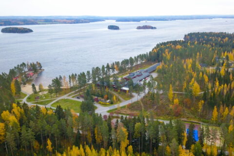 Hotelli Keurusselkä kuvattuna ylhäältäpäin.
