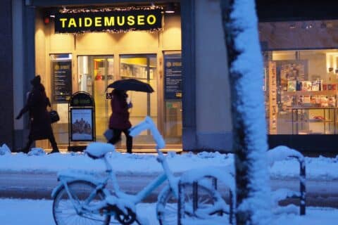 Taidemuseo ulkoapäin kuvattuna talvella.