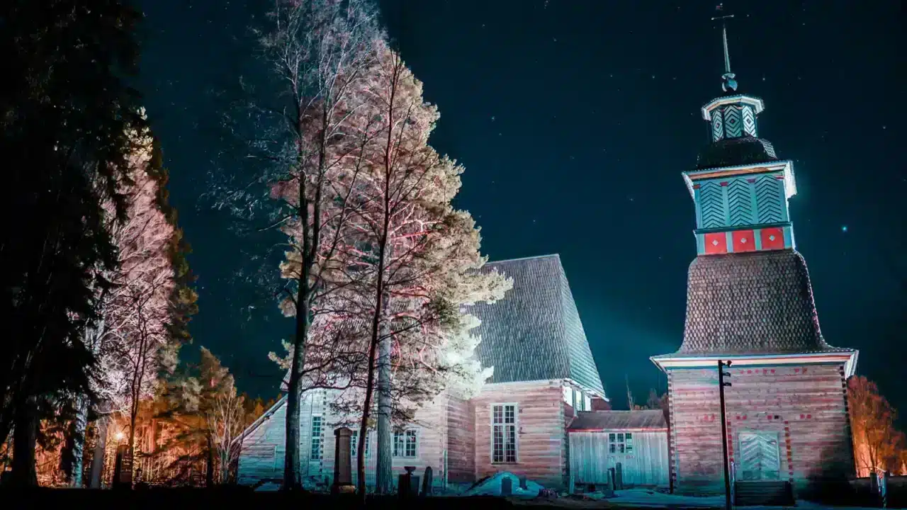 Старая церковь в Петяявэде, освещенная ночью.