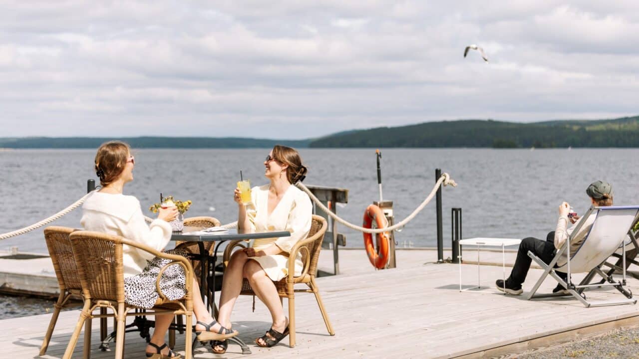 Ihmisiä kesällä Juurikkasaaren laiturilla Päijänteen rannalla Säynätsalossa.