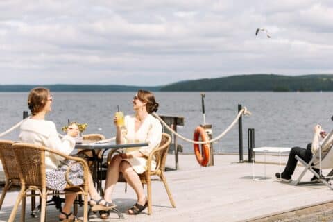 Ihmisiä kesällä Juurikkasaaren laiturilla Päijänteen rannalla Säynätsalossa.