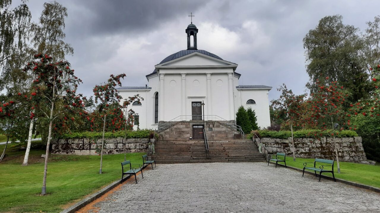 Jämsän valkea kirkko ja kiviportaat
