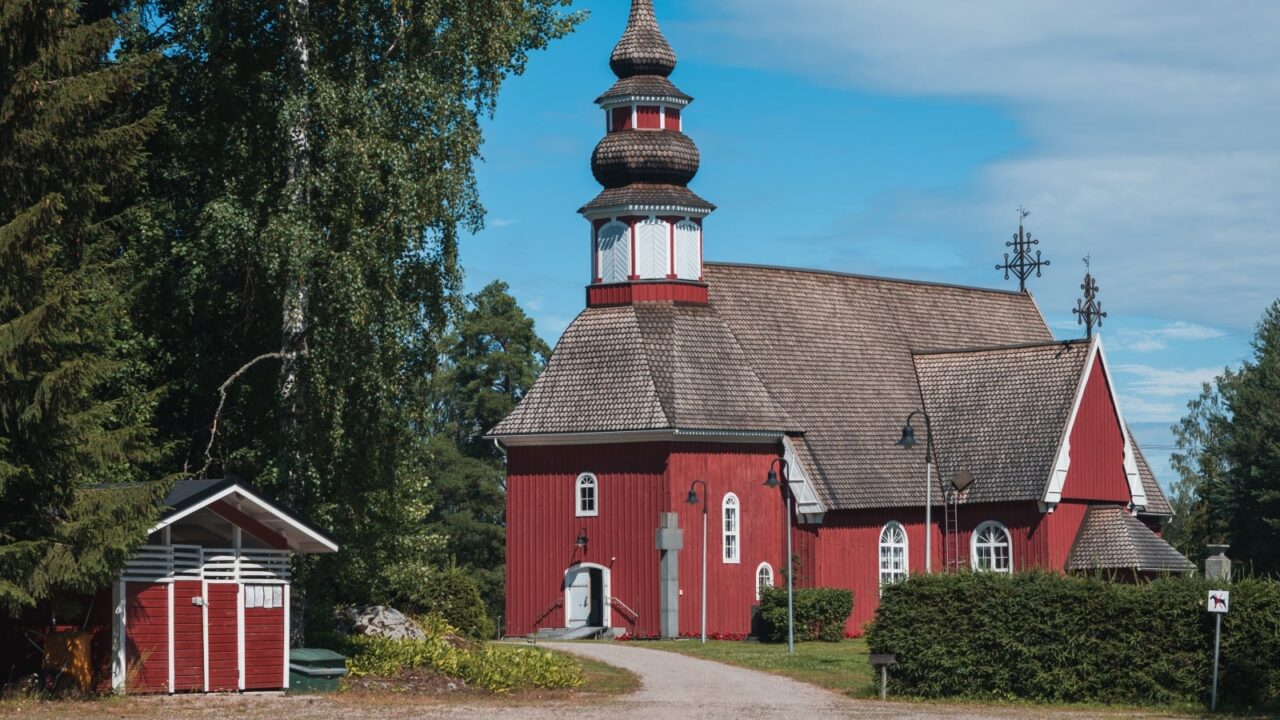 Kuoreveden punainen puukirkko kesällä