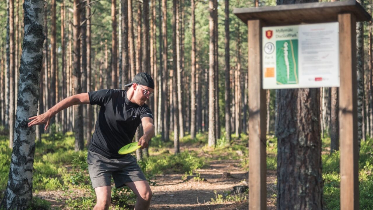 Henkilö fresbeegolf radalla