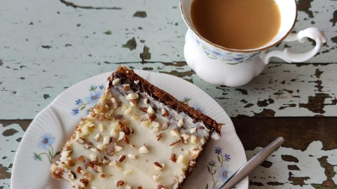 Kahvikuppi ja lautasella oleva leivos.