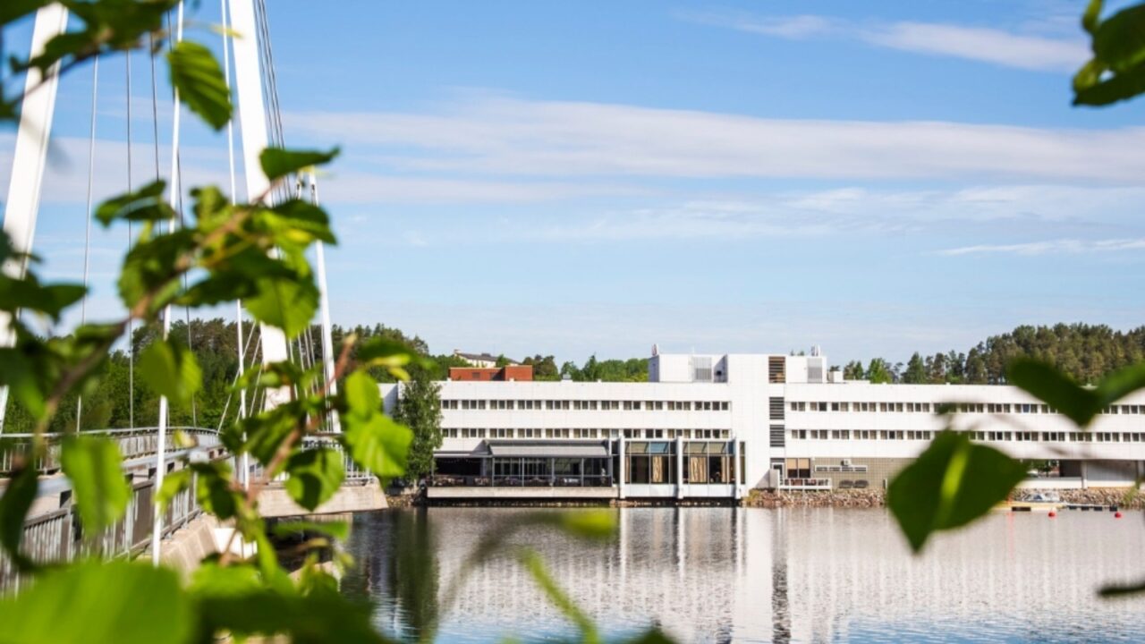 Alba -hotelli veden äärellä sillan kupeessa.