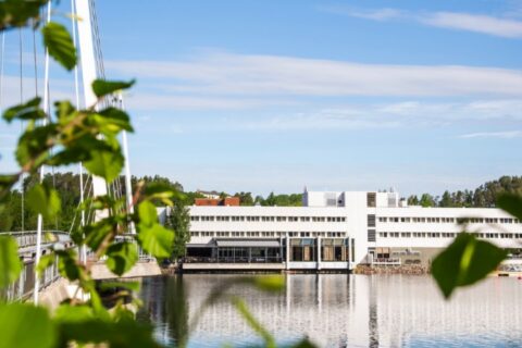 Alba -hotelli veden äärellä sillan kupeessa.