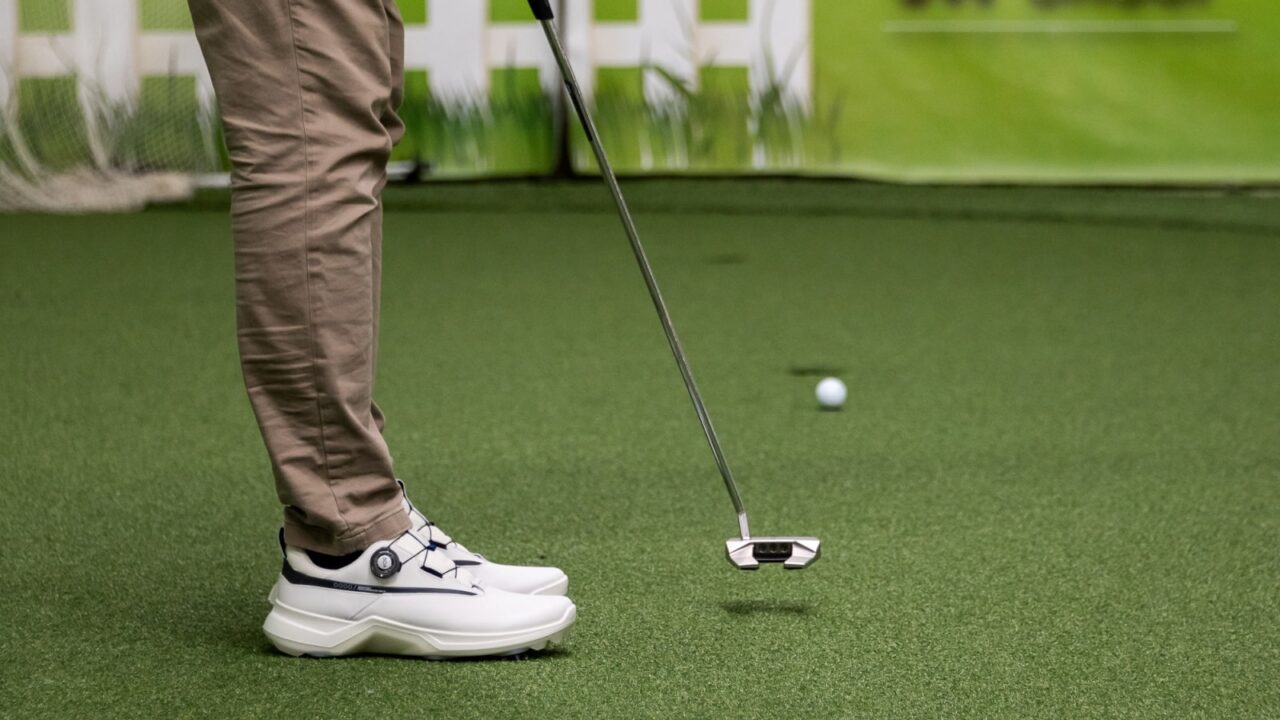 Henkilö golfaamassa.