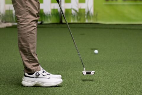 Henkilö golfaamassa.