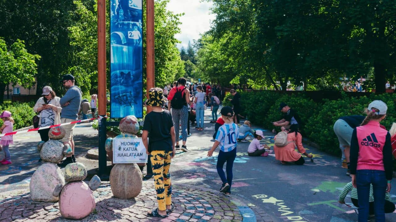 Lapset tekevät katumaalauksia Jyväskylän Oikokadulla.