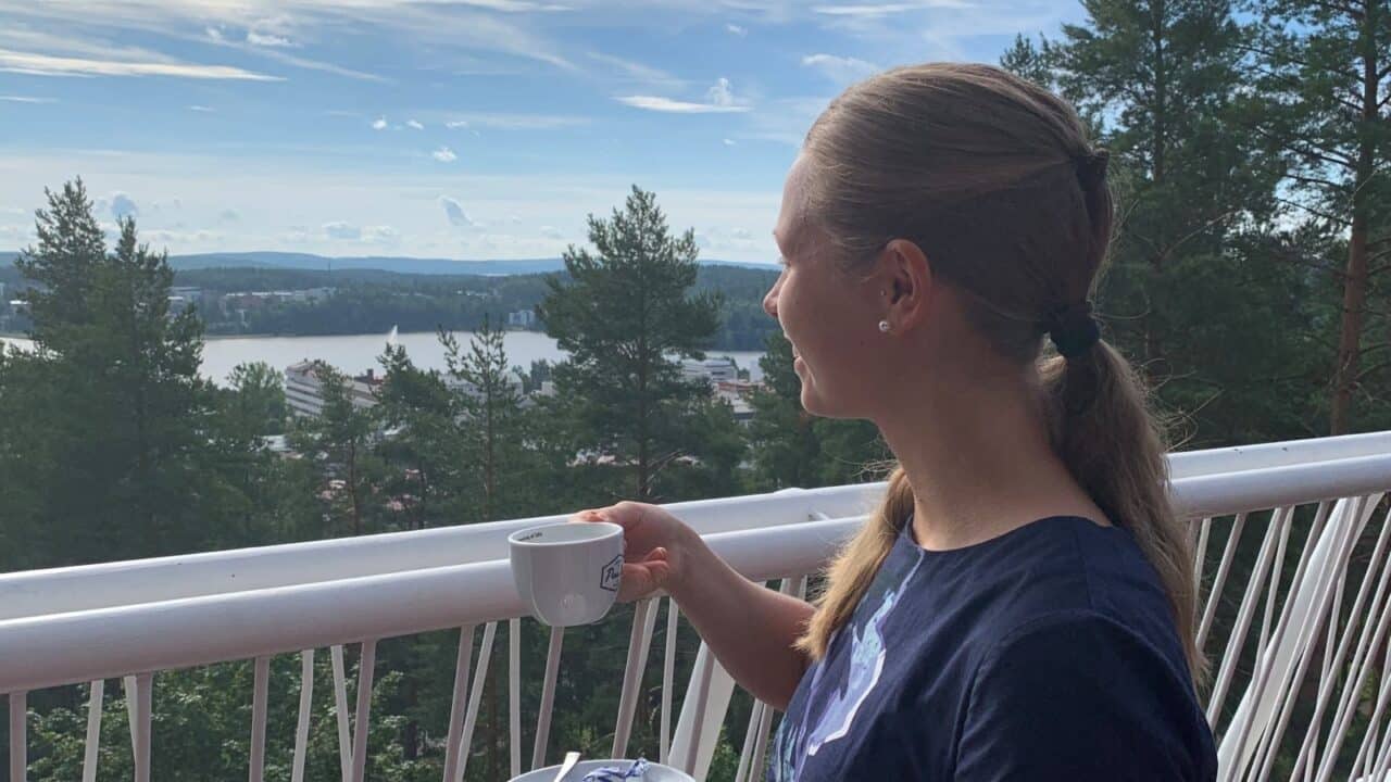 Henkilö kahvilla Vesilinnan terassilla.