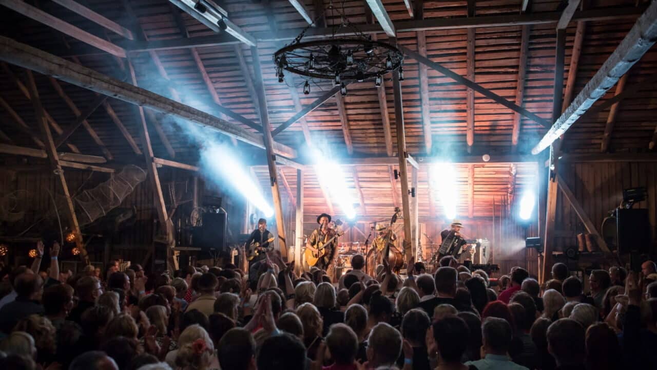 Band performing in Letkaliiteri.