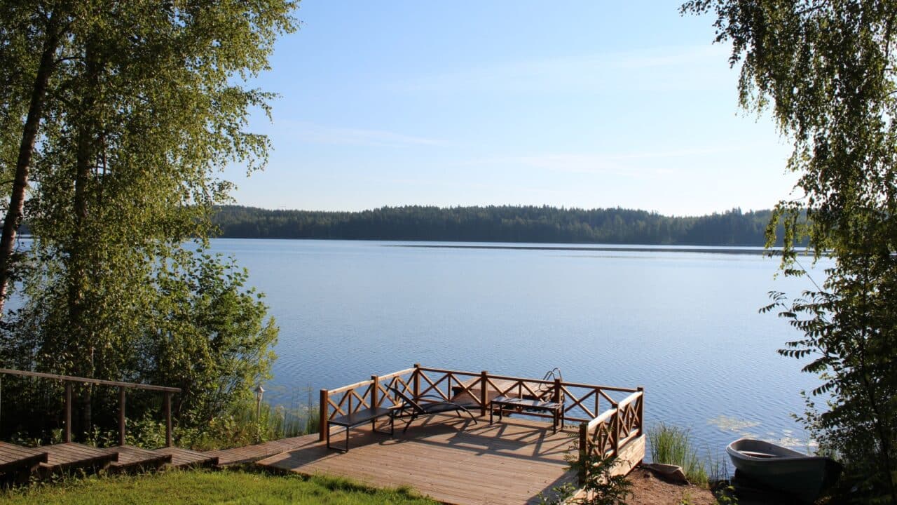 Laituri ja näkymä järvelle.