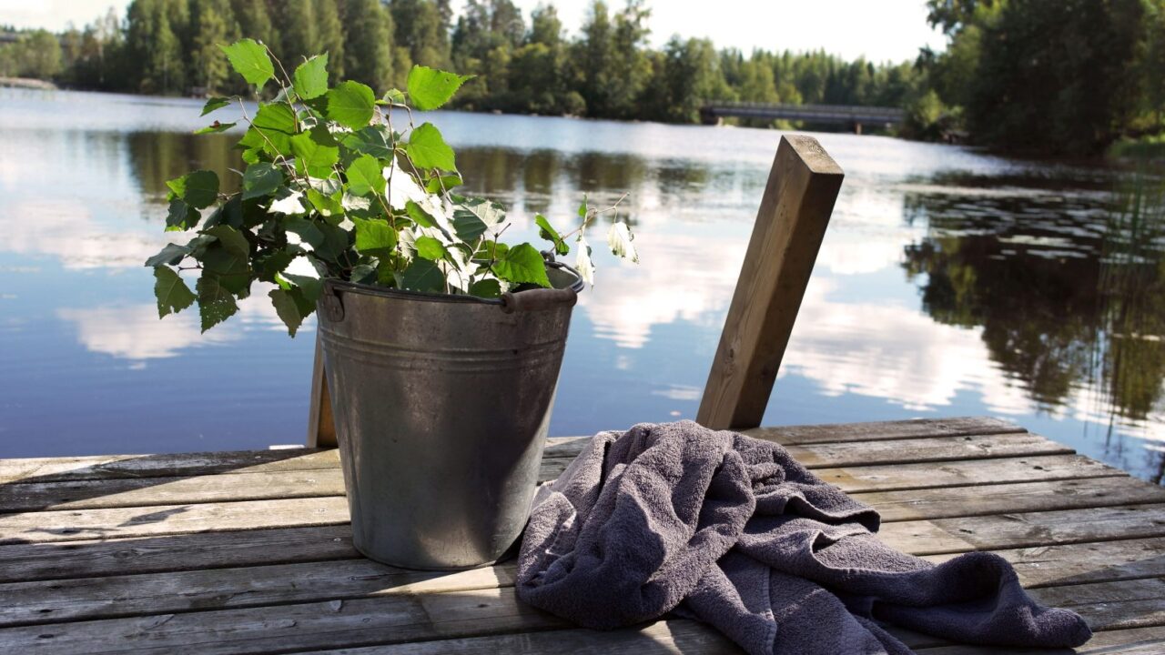 Kiulu ja saunavihta laiturilla veden äärellä.
