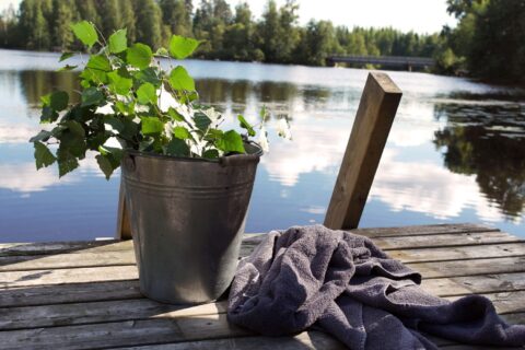 Kiulu ja saunavihta laiturilla veden äärellä.