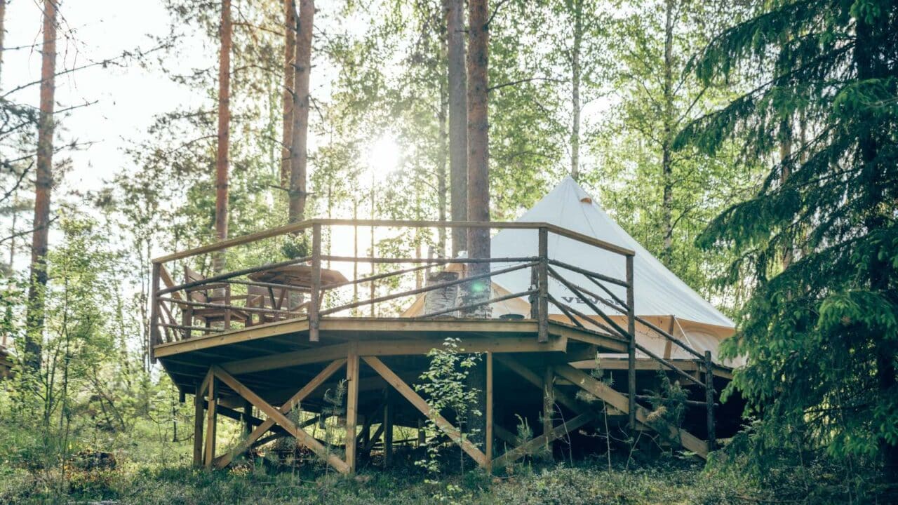 Glamping-teltta ja teltan terassi.