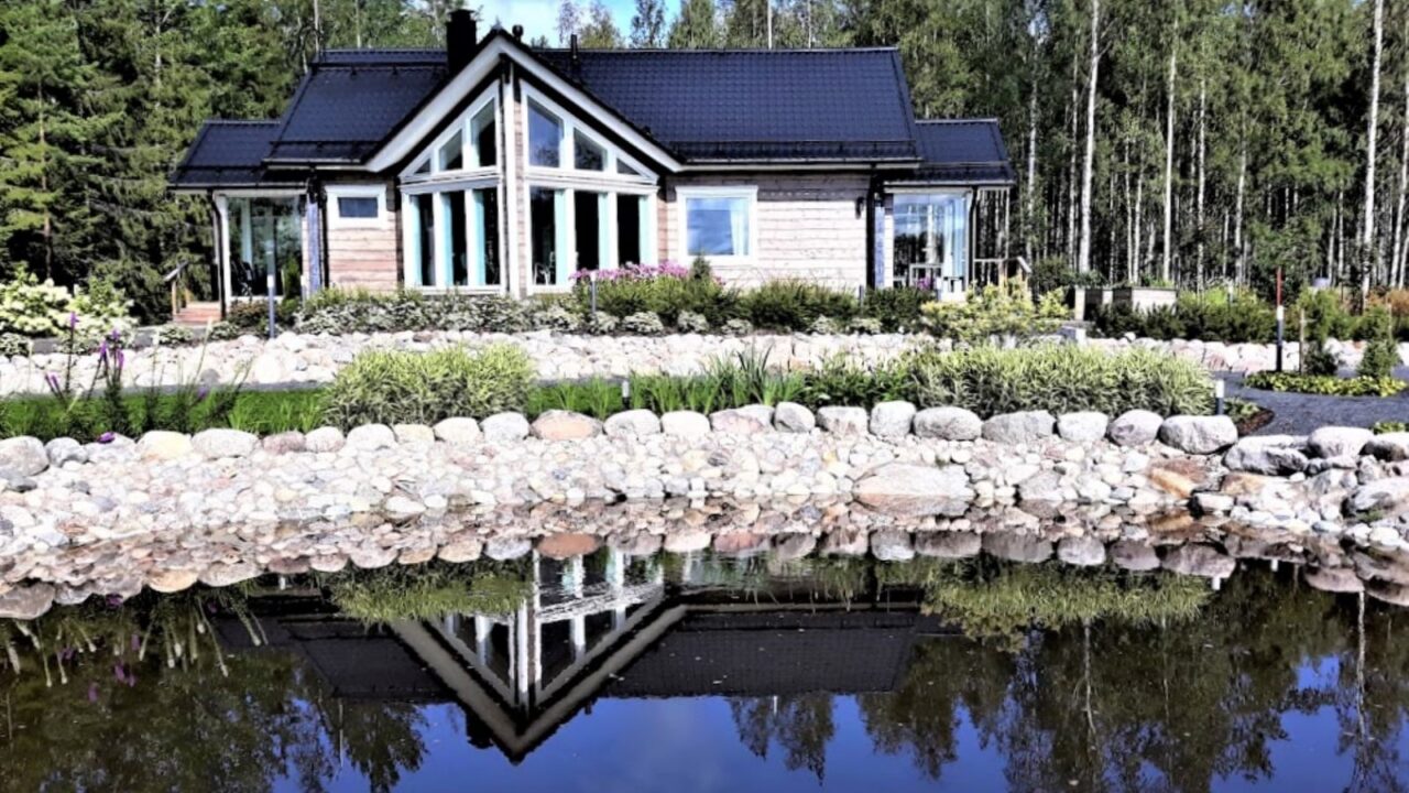 Villa Paasirinteen huvilan sisäpiha ja puutarha kesällä