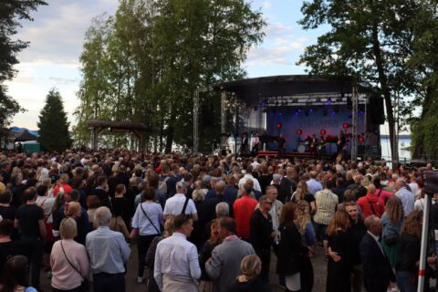Ihmisiä konsertissa Juurikkasaaren ulkoilmalavalla.