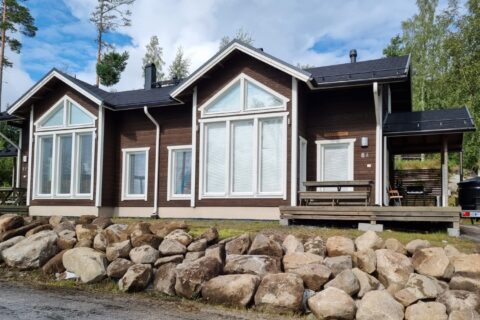 Semi-detached villa in Riihivuori in summer