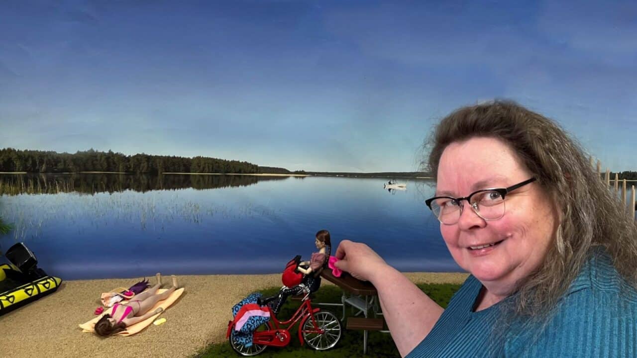 Nukkekotikylän näyttely ja henkilö