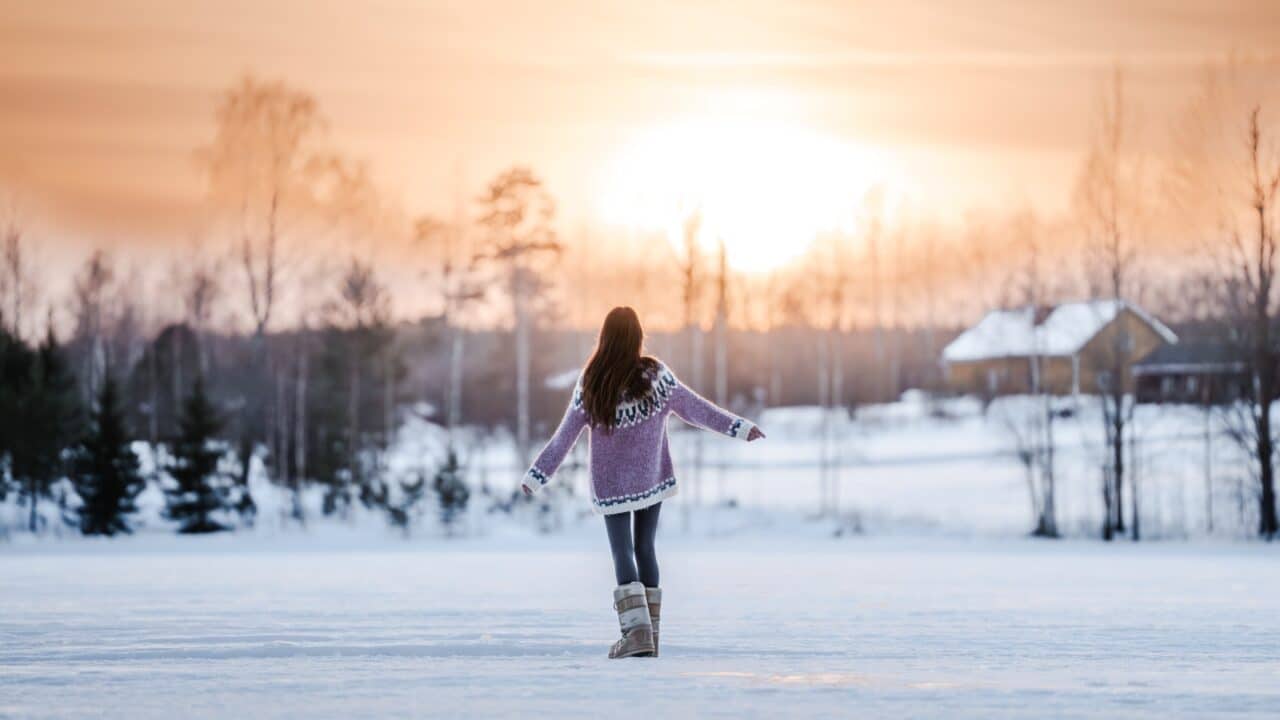 Henkilö ulkona talvisessa maisemassa.
